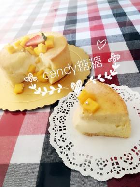 切开，就会看到香草流心酱，慢慢流出来……