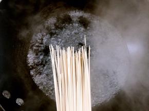 开始冒泡时加入少许盐和挂面