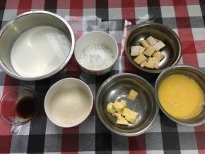蛋糕倒扣放凉的同时制作香草奶油酱，准备好各种材料