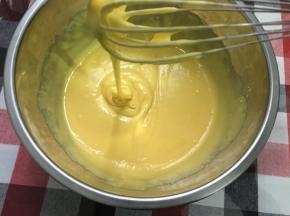 蛋黄糊混合均匀，搅拌至无颗粒状态