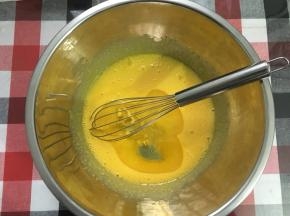 加入玉米油，搅拌均匀（可以粗暴操作）