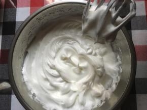 分3次将细砂糖加入到蛋白中打发，打发至硬性状态，提起打蛋器，出现双小尖勾