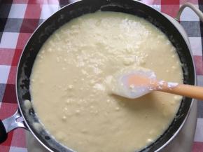 边熬边搅拌，慢慢就会变得粘稠！过程一定不能偷懒，一定要勤奋搅拌，不然很多结块，就会浪费的！（糖糖因为有点事，少搅拌了几下，今天结块很多）