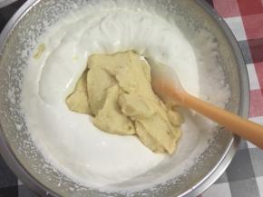 香草酱完完全全放凉后，加入淡奶油混合均匀