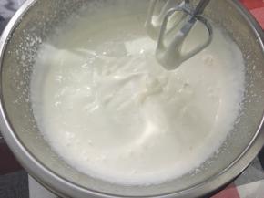 放凉的同时，打发淡奶油至6分发，差不多酸奶粘稠状态就可以了