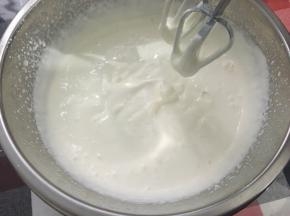 放凉的同时，打发淡奶油至6分发，差不多酸奶粘稠状态就可以了