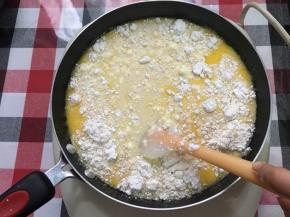 全部材料倒进不粘锅上，用小火慢慢熬