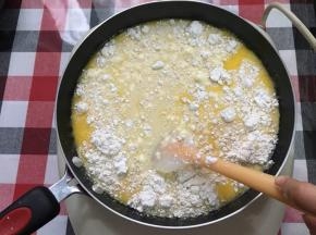 全部材料倒进不粘锅上，用小火慢慢熬