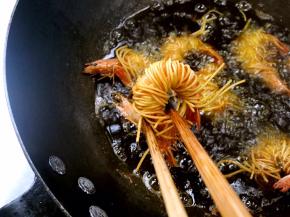 炸至金黄色捞出沥油