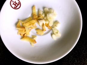 姜、蒜洗净切碎