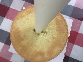 香草奶油酱装裱花袋里，剪小口，直接灌酱到蛋糕体内……