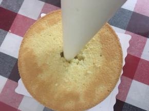 香草奶油酱装裱花袋里，剪小口，直接灌酱到蛋糕体内……