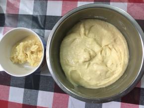 过筛后，把一些渣渣过滤掉，剩下的香草酱口感会很滑