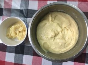 过筛后，把一些渣渣过滤掉，剩下的香草酱口感会很滑