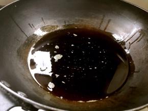 锅置火上，放入食用油