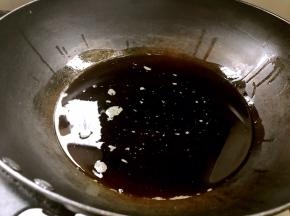 锅置火上，放入食用油