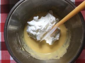 蛋白打发完全状态，将3分之一的蛋白放到蛋黄糊里搅拌均匀……要用翻拌和切拌的手法