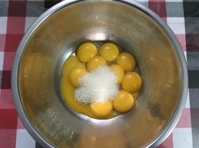 蛋黄和蛋清分离，蛋黄中加入细砂糖搅拌均匀