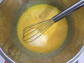 加入纯牛奶，搅拌均匀（可以粗暴操作）