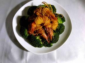 装入西兰花的盘内