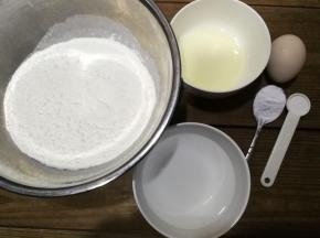 准备面团材料并称量备用