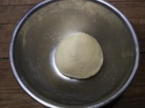 然后用手揉成光滑的面团，揉面时面团会比较粘手，可以用一点点手粉，揉好面团后盖保鲜膜静置松弛1个小时