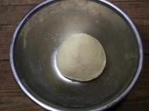 然后用手揉成光滑的面团，揉面时面团会比较粘手，可以用一点点手粉，揉好面团后盖保鲜膜静置松弛1个小时