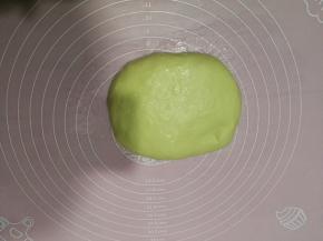 将松弛后的面团移至揉面垫上