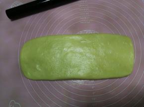 用擀面杖擀成宽约6cm、厚度约为1cm的长方形，揉面垫和擀面杖提前抹适量玉米油防粘