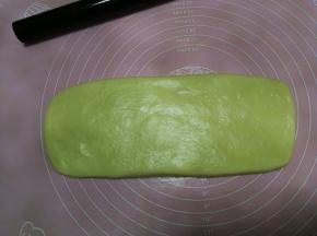 用擀面杖擀成宽约6cm、厚度约为1cm的长方形，揉面垫和擀面杖提前抹适量玉米油防粘