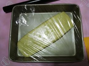 然后放入大盘（盘子底部要抹油防粘），盖保鲜膜送入冰箱冷藏一夜