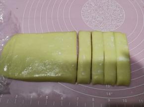 早上将面团取出回温后，切成宽度为2cm的条状