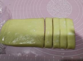 早上将面团取出回温后，切成宽度为2cm的条状