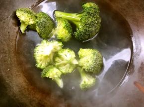 西兰花放入煮面条的开水中煮熟（这个时候可以加入少许盐和食用油）