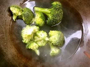 西兰花放入煮面条的开水中煮熟（这个时候可以加入少许盐和食用油）