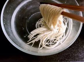 煮沸后，面条变软捞出，放入凉水中浸泡一会儿