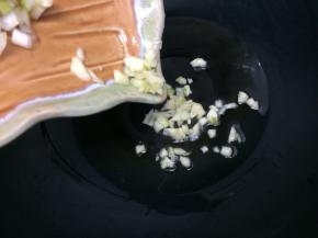 炒锅倒入适量的油烧热后，下入葱姜蒜粒爆香