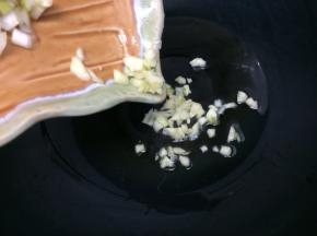 炒锅倒入适量的油烧热后，下入葱姜蒜粒爆香
