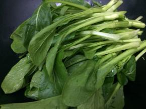 然后放入菜心翻炒均匀