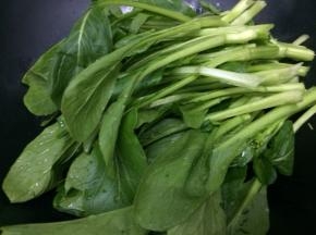 然后放入菜心翻炒均匀
