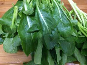 菜心用水浸泡五分钟，然后用水干净