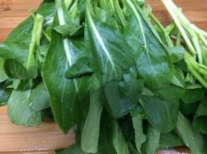 菜心用水浸泡五分钟，然后用水干净