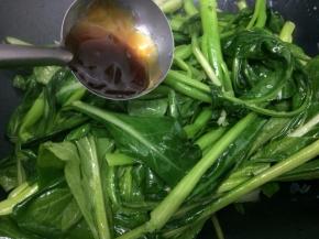 在加入耗油翻炒均匀