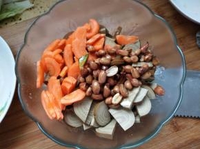 胡萝卜切成片跟素火腿一起放入碗，放入醋泡过的花生米