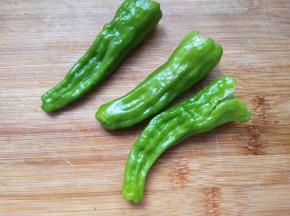 青椒三个洗净拍扁