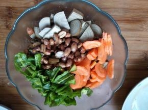 青椒切成片放入大碗中