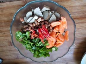 红椒切成丝入碗