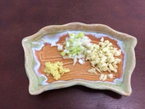 葱姜蒜切成小粒