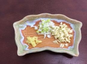 葱姜蒜切成小粒