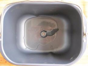 取出面包桶，首先放入2大勺油（植物油色拉油均可，最好淋在搅拌叶片上，这样面包容易脱下）；也可以用黄油，口感会更好但是基于健康考虑还是少吃吧！